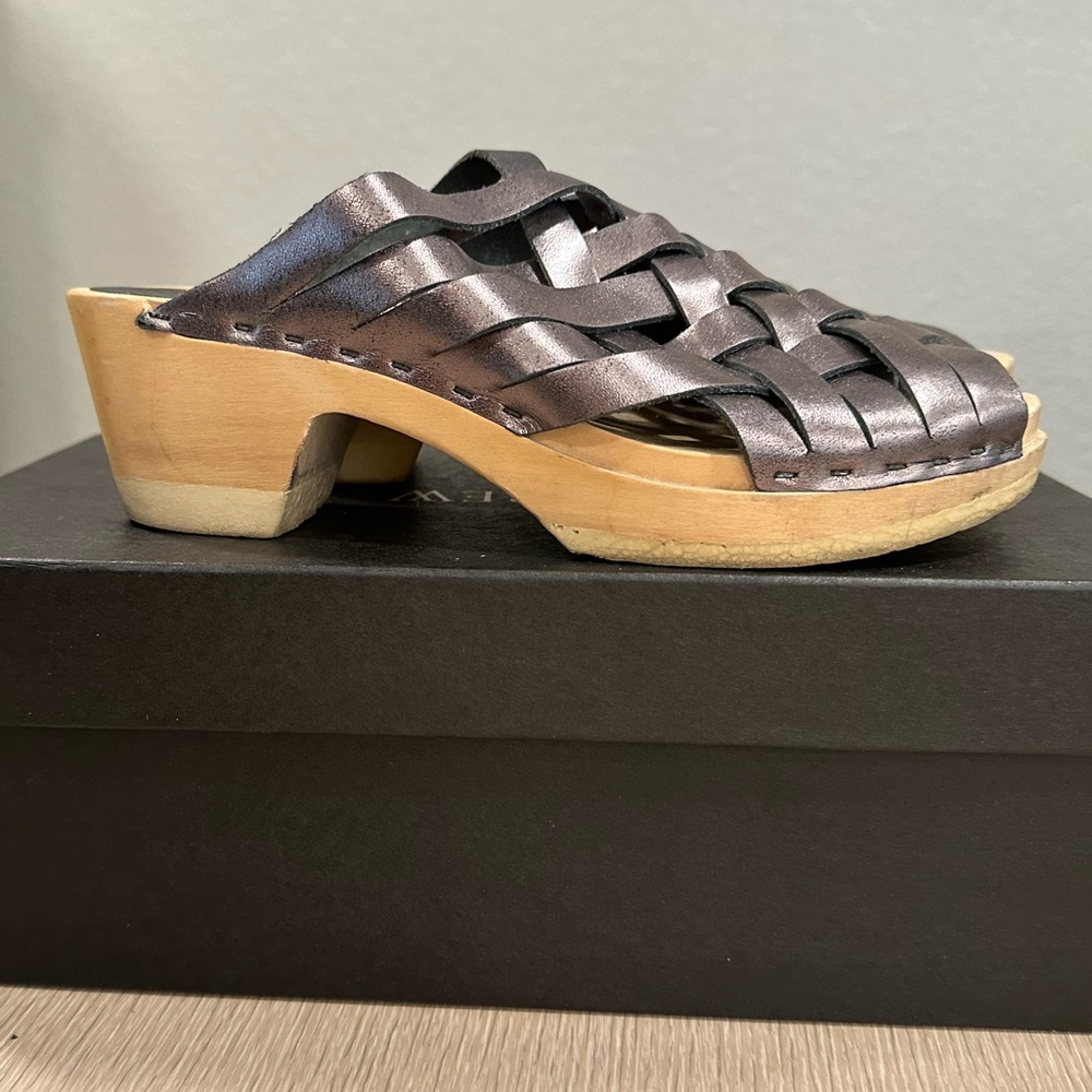 SVEN x Malia Mills Metallic Pewter Peep Toe Woven Leather Clogs 39